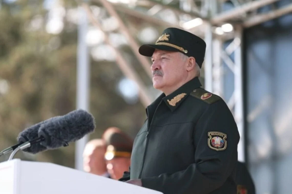 Лукашенко поручил проверить боеготовность белорусской армии