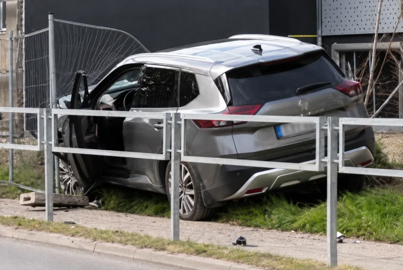 Piņķos pēc mīklainas avārijas slimnīcā nogādāta autovadītāja