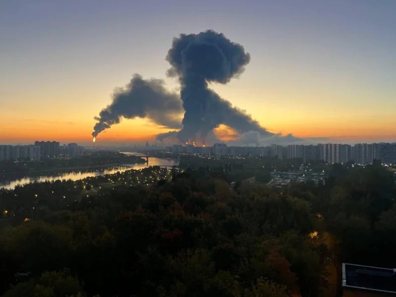 Ukraina veikusi plašu dronu uzbrukumu Maskavas naftas rūpnīcai