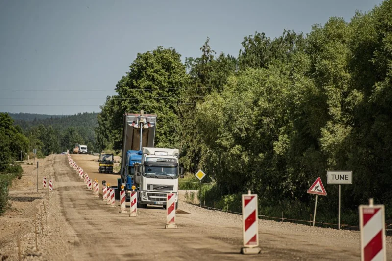 Valsts autoceļu tīklā remontdarbi turpinās 51 posmā