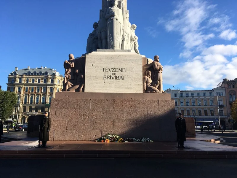 Sākta Brīvības pieminekļa tīrīšana pirms 18. novembra svētkiem