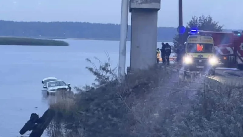 В Риге автомобиль съехал в воду под мостом через Милгравис