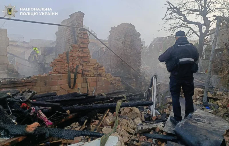 Krievijas raķešu un dronu triecienos Kijivā nogalināti trīs cilvēki
