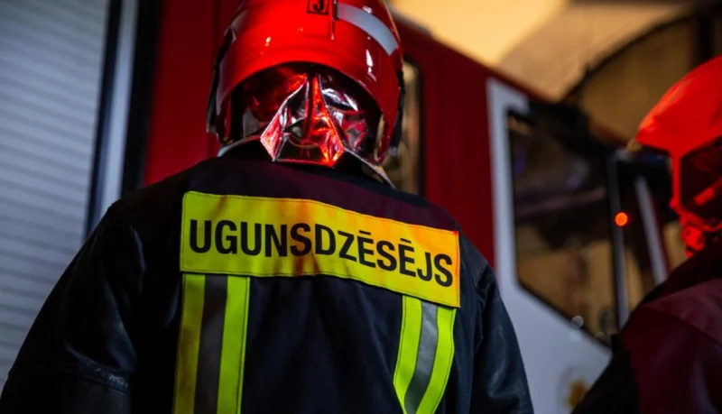 Liepājā policija un glābēji bērna drošības dēļ iekļuva dzīvoklī