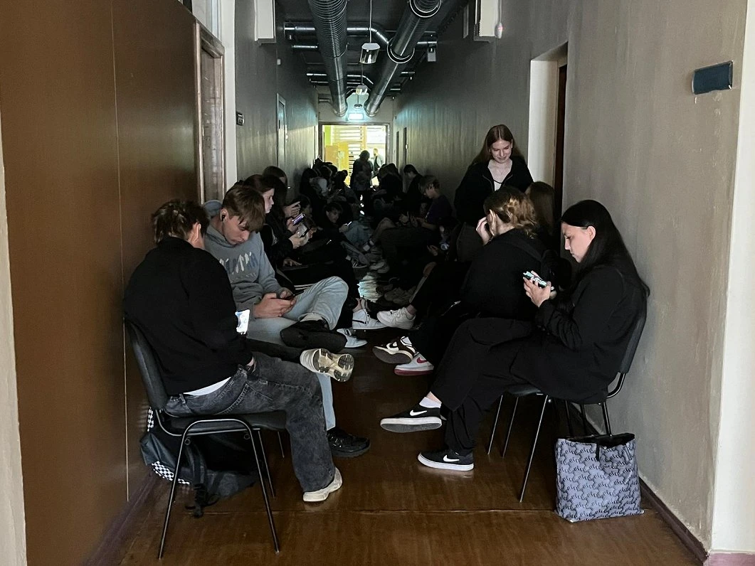 Kā runāt ar bērniem par drošības apdraudējumiem: psihologa padomi