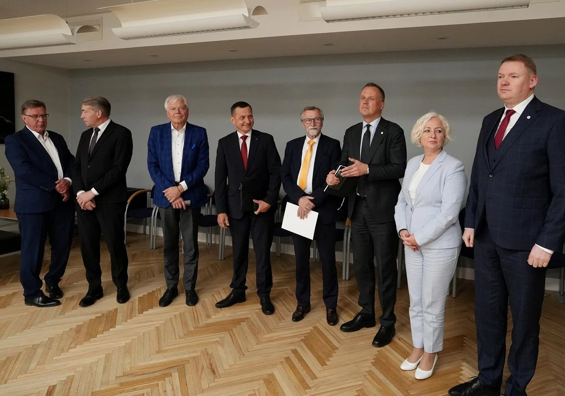 Topošā valdība: partijas sāk neoficiālu amatu sadali