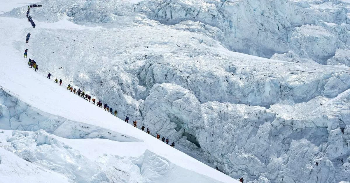 Everestā vienā dienā uzstādīts jauns alpīnistu rekords