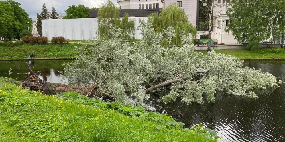 Rīgas kanālā iegāzusies vairāk nekā 100 gadus veca apse