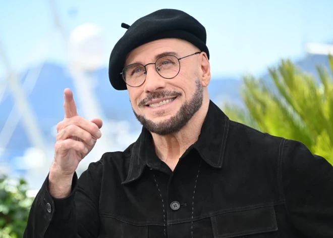 Džons Travolta Kannās skaidro savu neparasto tēlu