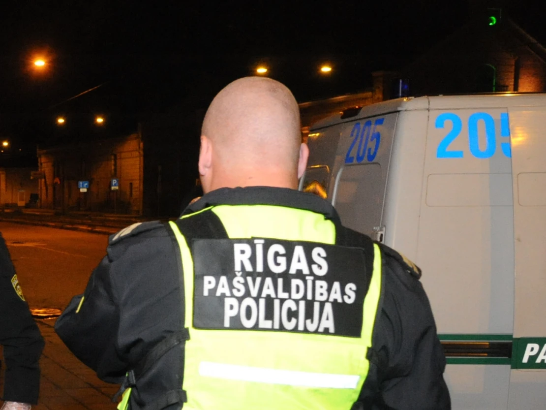 Rīgā autovadītāja mēģina uzbrukt policistam ar piparu gāzi