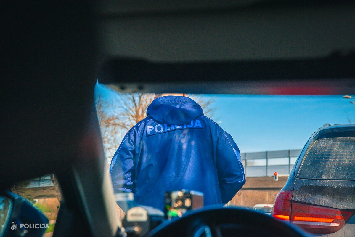 Jelgavā reibumā pie stūres pieķerta sieviete un agresīvs vīrs
