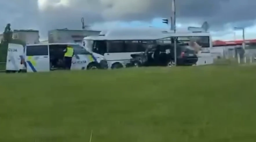 Jēkabpilī bēgšana no policijas beidzas ar sadursmi autobusā