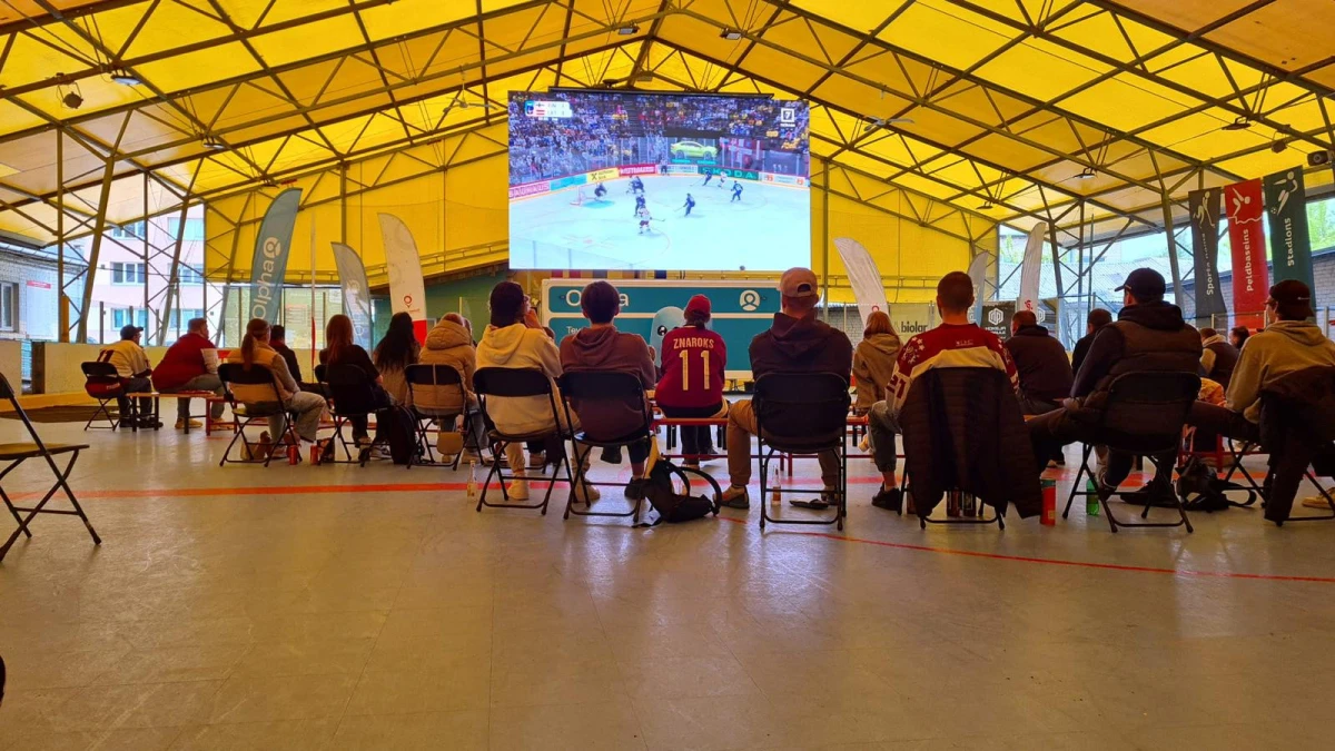 Latvijas hokeja fani Esplanādē pulcējas uz ceturtdaļfinālu