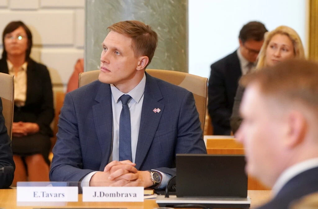 Iekšlietu ministrs Dombrava uzdod lietot tikai latviešu valodu