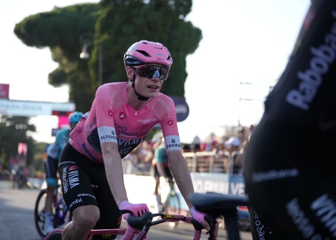 Vingegords triumfē Giro d'Italia un ieraksta sevi vēsturē