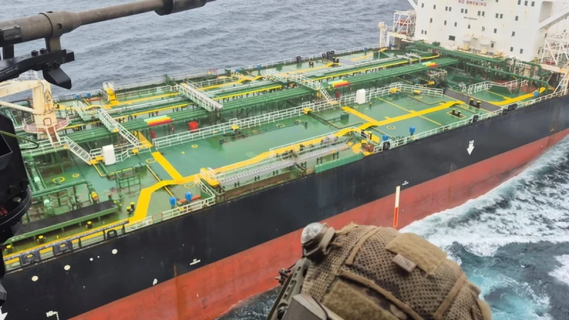 Francija aizturējusi Krievijas ēnu flotes tankkuģi Tagor