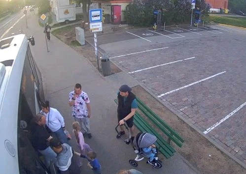 Полиция Риги ищет участников инцидента на остановке в Вецмилгрависе