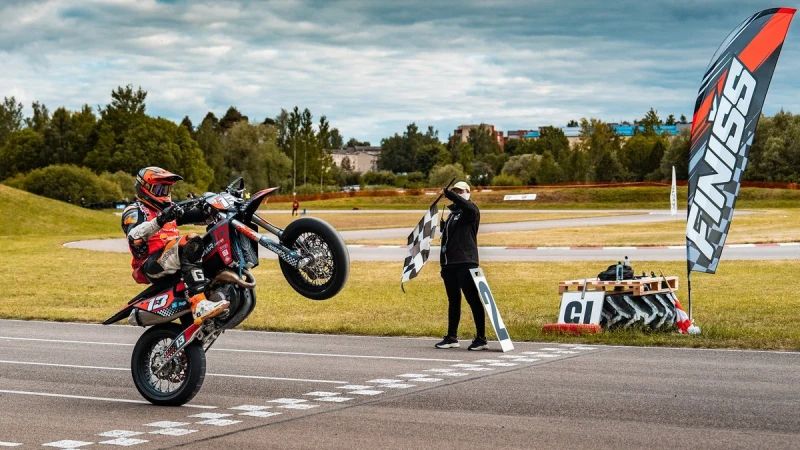 Madonā pēc trīs gadu pārtraukuma atgriezies Baltijas supermoto