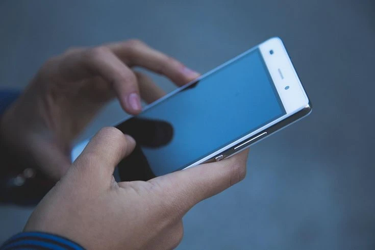 Polija no 2026. gada aizliegs mobilos tālruņus pamatskolās