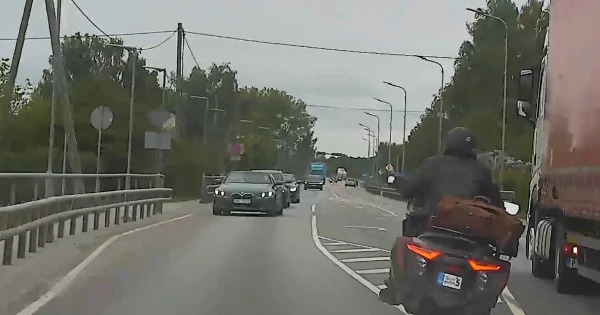 Policija aizturējusi bēgošu motociklistu pēc bīstamas pakaļdzīšanās