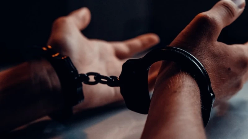 Lidostā Rīga aiztur meklēšanā esošas personas un viltotājus