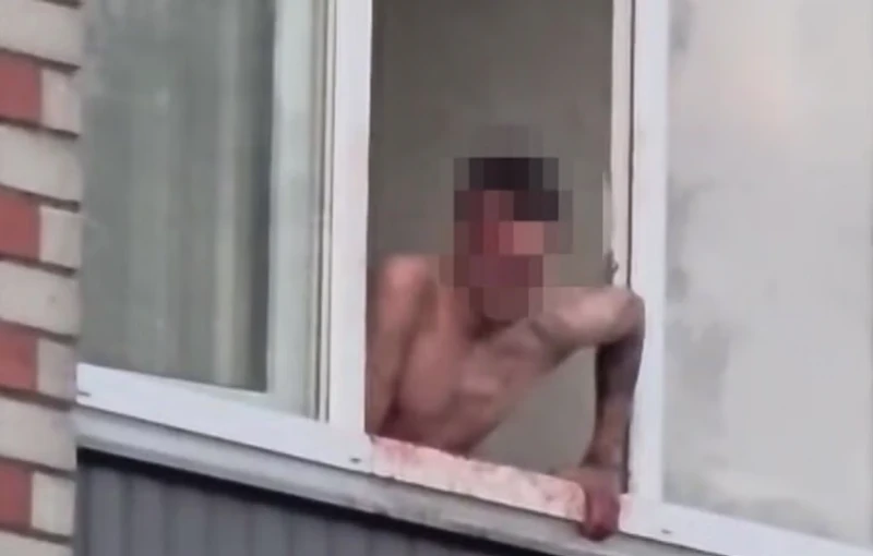 В Екабпилсе мужчина устроил дебош с ножами и самоповреждениями