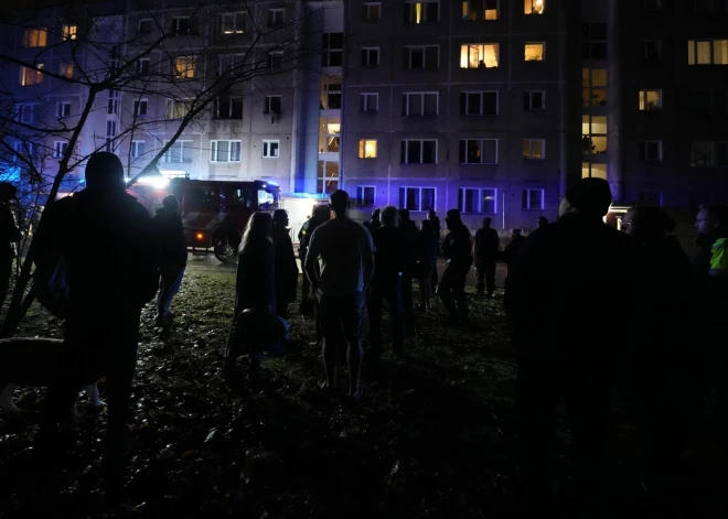 Rīgā, Staiceles ielā, naktī nobrucis daudzdzīvokļu mājas balkons