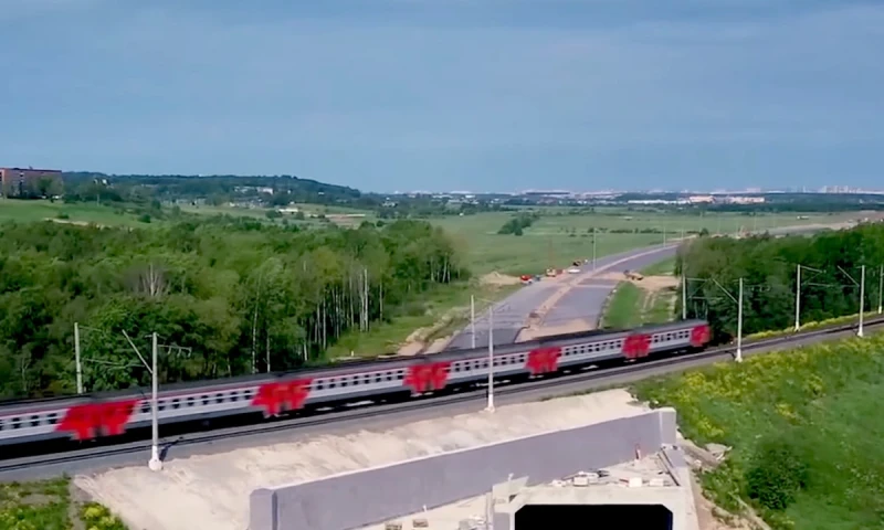 Движение поездов в Крыму остановлено после атаки дрона