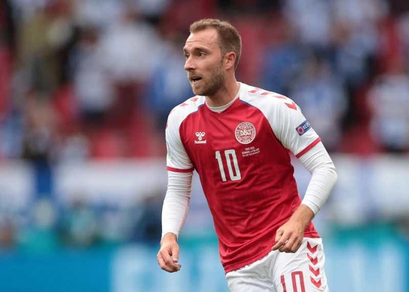 Dānijas futbolists Kristiāns Ēriksens saļimis pārbaudes spēlē