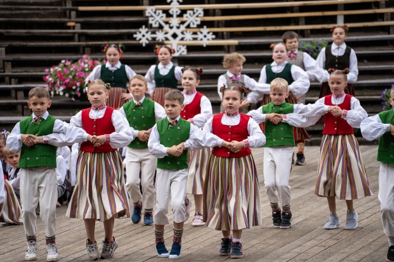 Gulbenes dejotāji spoži pārstāv novadu festivālā Valkā