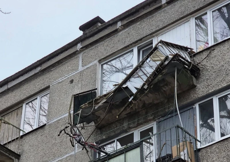 В Пурвциемсе жильцам запретили выходить на балконы из-за аварий