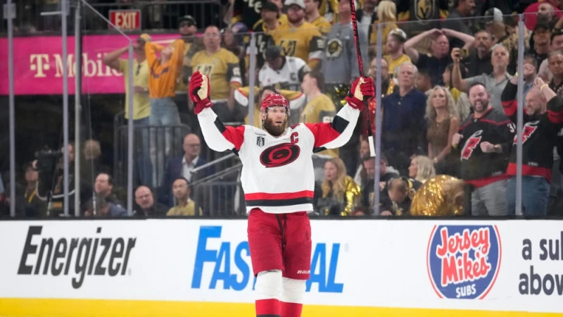 Hurricanes izlīdzina Stenlija kausa finālsēriju pret Golden Knights