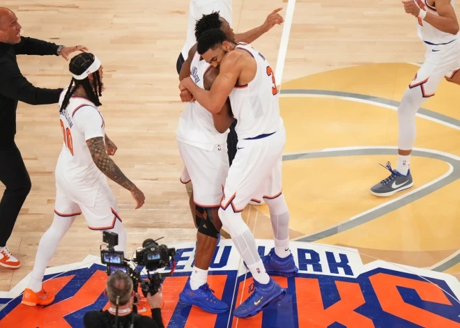 Knicks veic vēsturisku atspēlēšanos un ir soļa attālumā no titula