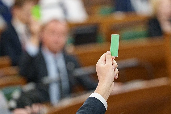 Saeimā apstiprina jaunus deputātus un atjauno mandātus