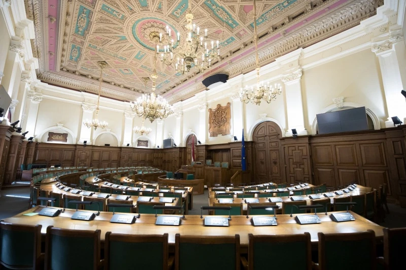 Saeimā atgriežas bijušie ministri: gaidāmas izmaiņas komisijās