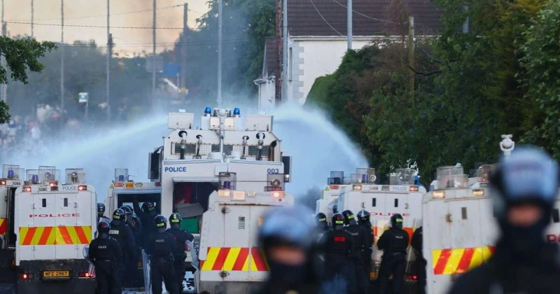Belfāstā policija izmanto ūdens lielgabalus pret protestētājiem