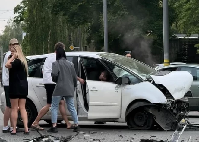 Pārdaugavā dzērājšoferis izraisa smagu avāriju ar tramvaju