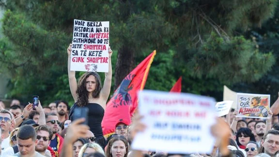 Масштабные протесты в Албании: тысячи требуют отставки правительства