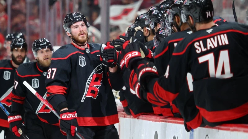 Hurricanes uzvar Vegasas Golden Knights un izvirzās vadībā sērijā
