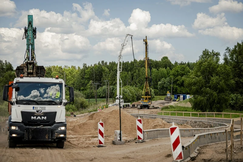 Latvijā remontē 63 autoceļu posmus: kur gaidāmi sastrēgumi