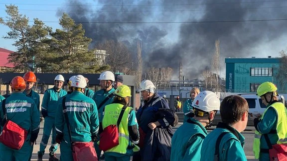 Атака дронов на Татарстан: пожары на НПЗ и повреждения в жилом доме