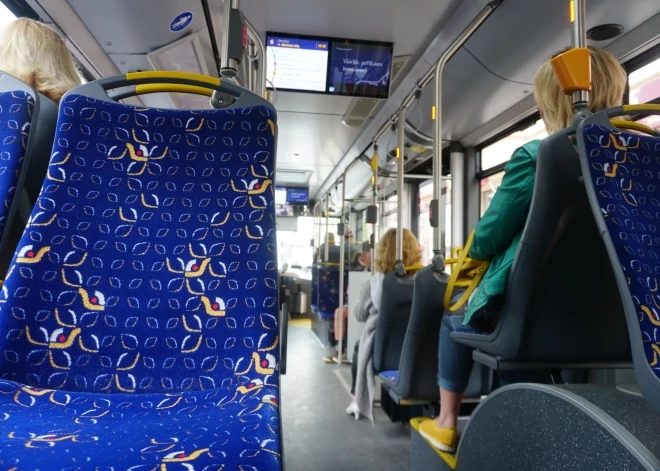 Rīgā autobusa konfliktā cietis zīdainis: policija sāk pārbaudi
