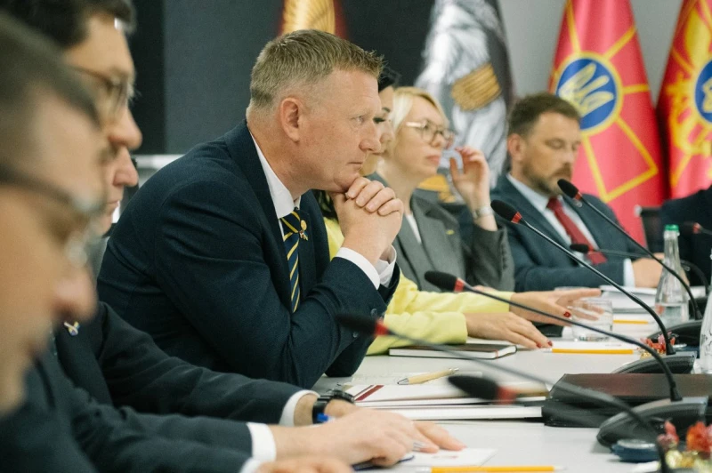 Latvijas aizsardzības ministrs Kijivā vienojas par dronu sistēmām