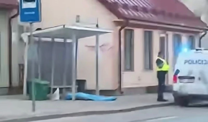 Jēkabpilī miris vīrietis pieturā stundām gaidīja transportēšanu
