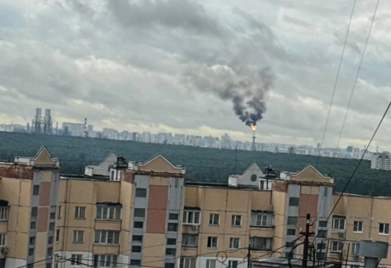 Масштабная атака дронов на Москву: пожар на НПЗ и сбой в аэропортах