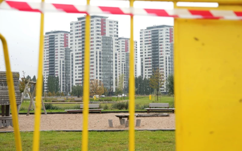 Rīgā Skanstes ielā sākuši darboties jauni viedie luksofori