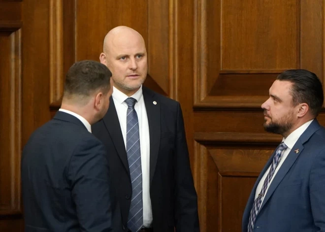 Saeima atļauj iestāžu vadītājus pārcelt amatā bez konkursa
