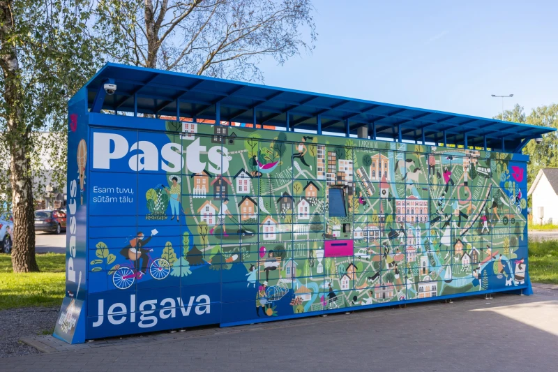 Jelgavā atklāts īpaša dizaina Latvijas Pasta pakomāts
