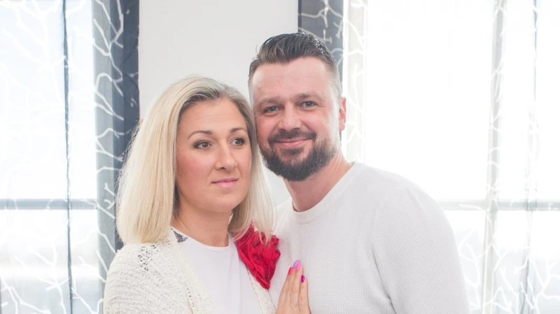 Armands Simsons atzīmē 22. kāzu gadadienu sarežģītā laikā