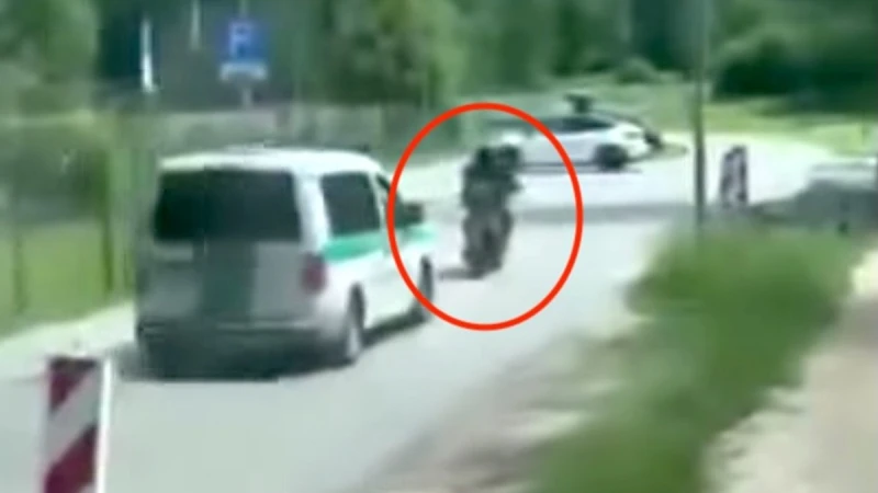 Ropažu novadā motociklists bēg no policijas ekipāžas